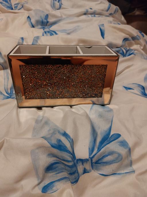  — make up brushes holder