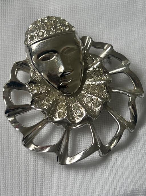  — Large brooch
