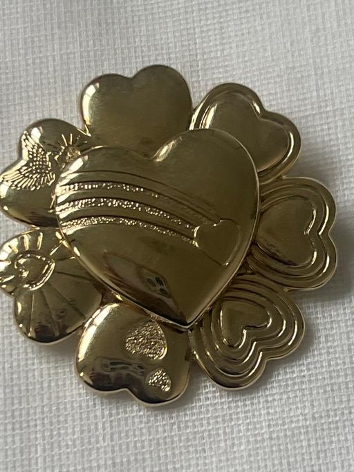  — Royal variety brooch