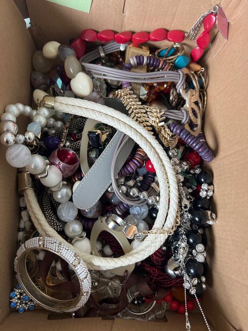  — Box of jewellery over 30 items