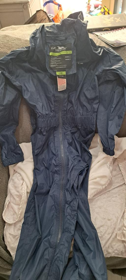  — Trespass outdoor rain suit Age 7-8
