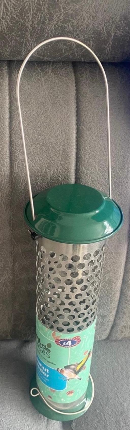  — Bird feeder