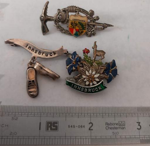  — Collection of 08 vintage tourist brooches