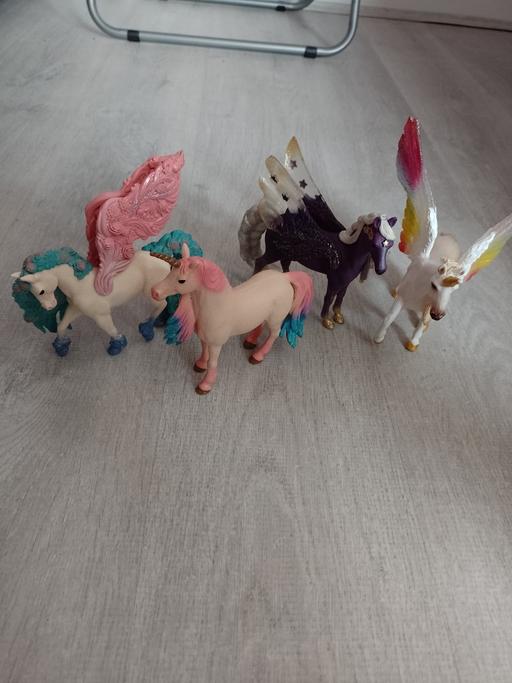  — Schleich unicorn/Pegasus horses