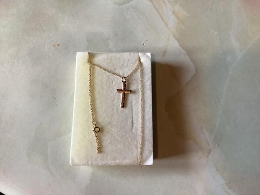  — 9 ct chain and cross