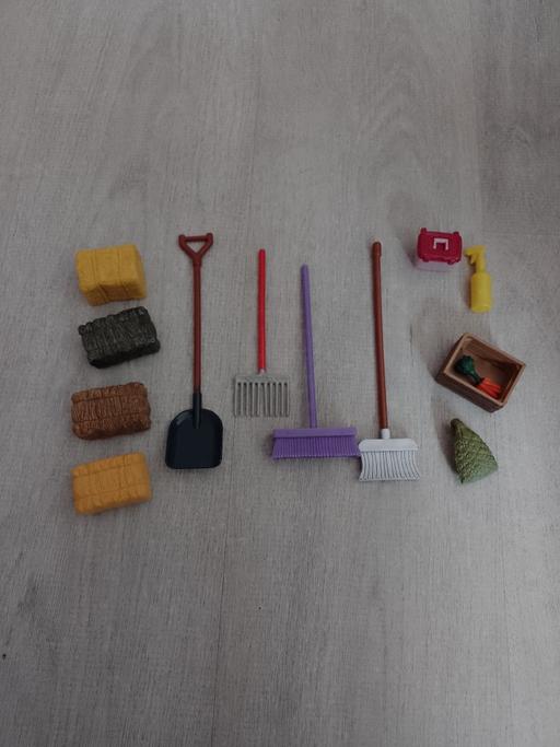  — Schleich stable tools/hay bales