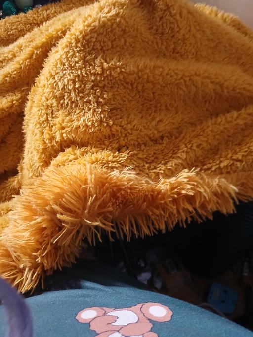  — new yellow throw for seetee