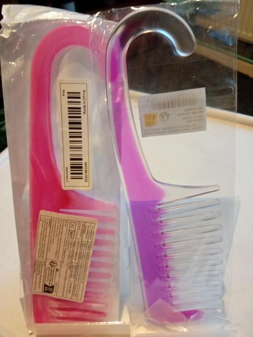  — 2 brand new ladies shower combs