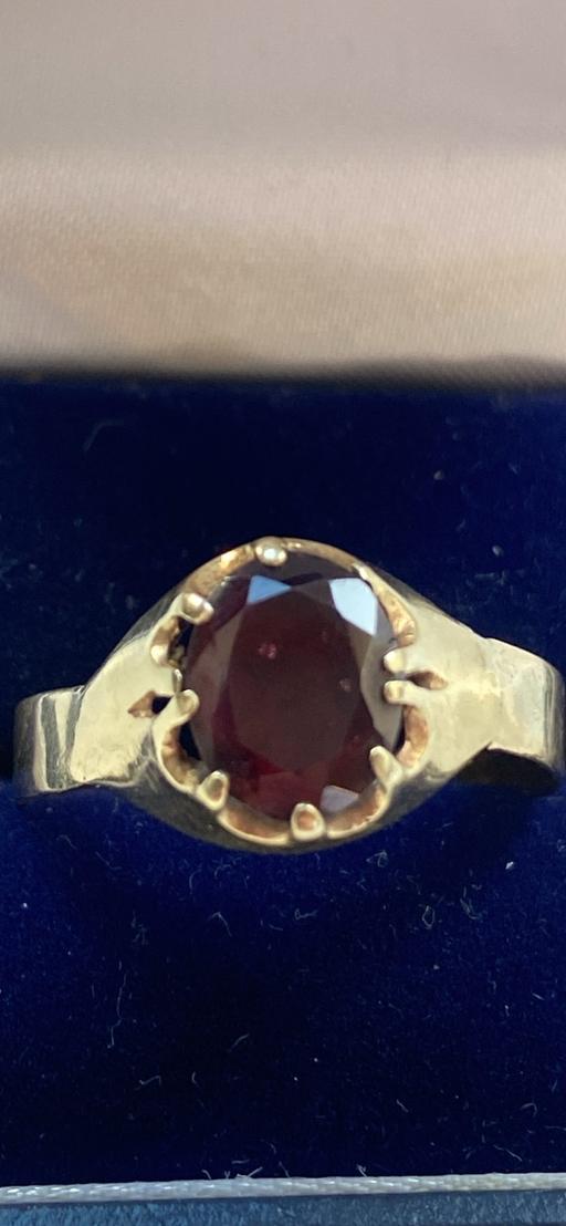  — Jewellery 9ct Gold Large Red Garnet Signet