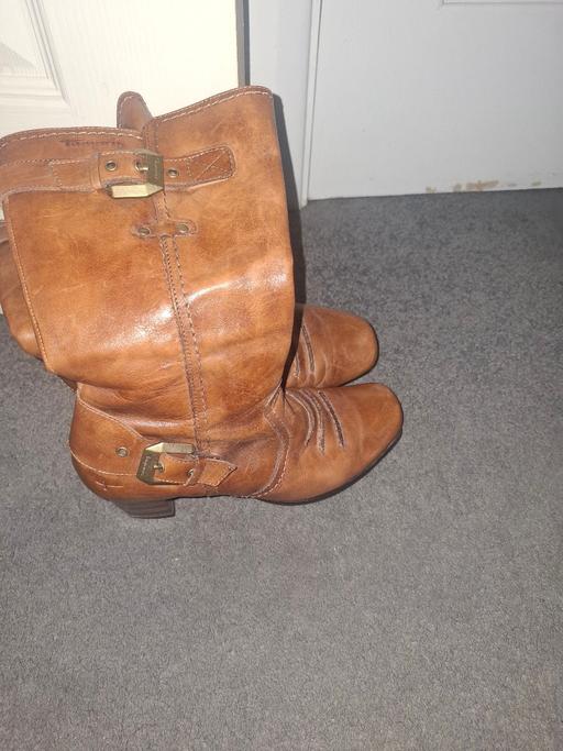  — ladies boots size 4