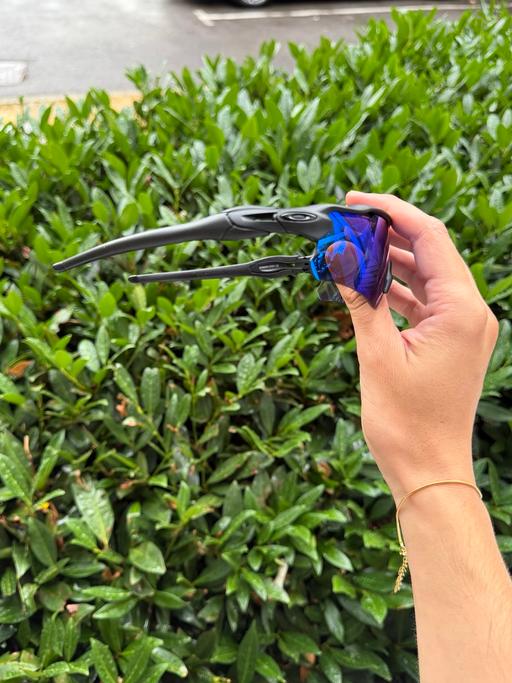  — Oakley sunglasses/ Black