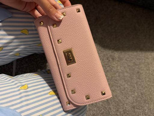 — Purse