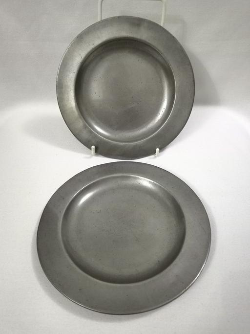  — PAIR OF 18TH CENTURY ENGLISH PEWTER PLATES.