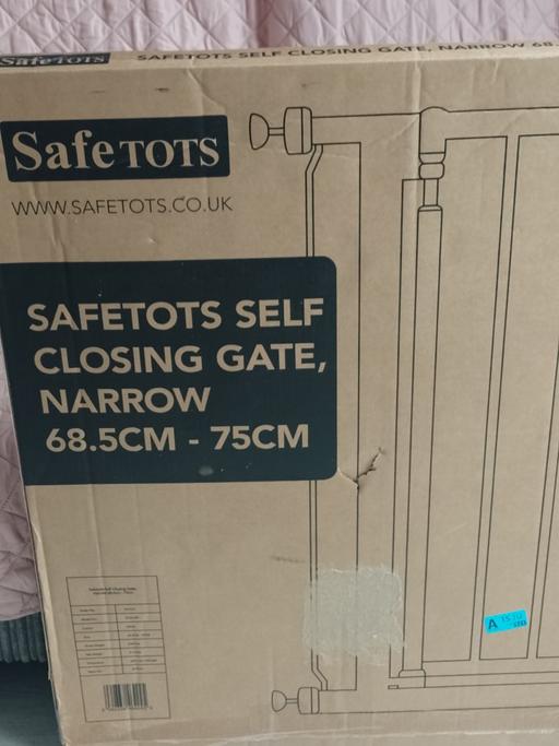  — Narrow self close stair gate