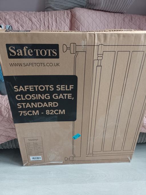 — Standard size self closing stair gate