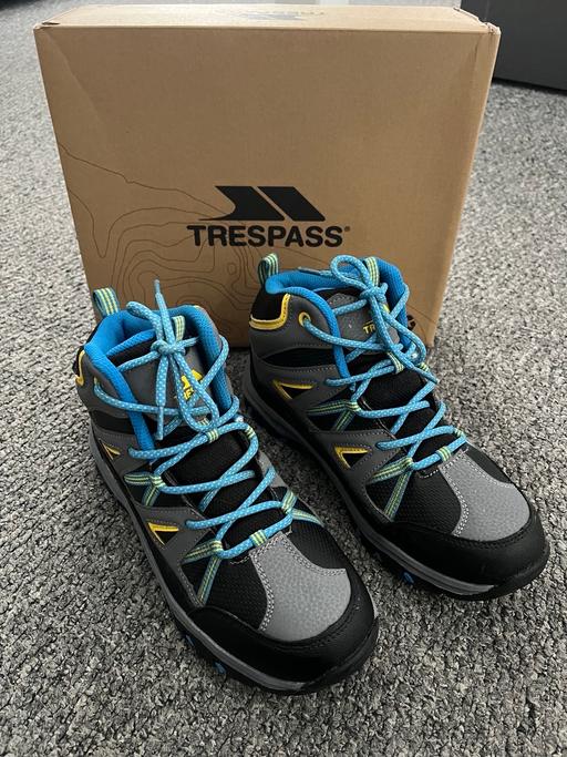  — Kids Trespass waterproof walking boots size 5