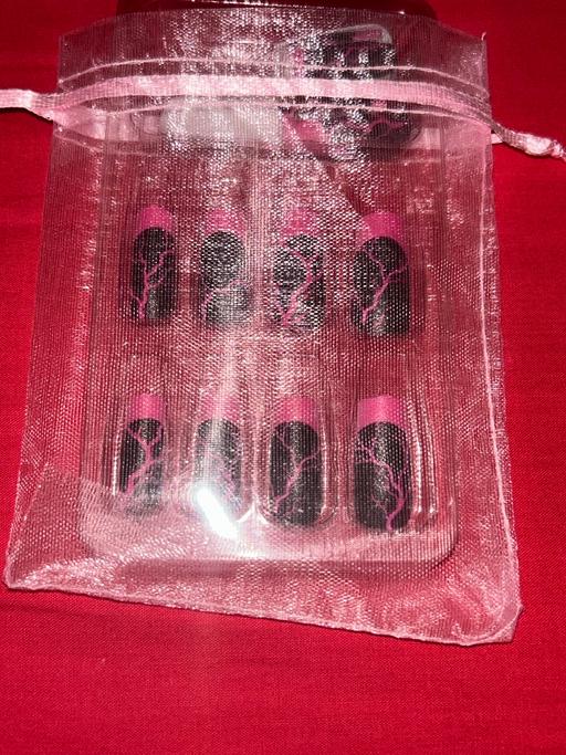  — 24 Pc Press On Nails - Black And Pink