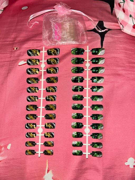  — 48 Pc Press On Nails With Stickers And Files