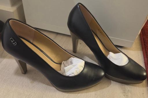  — Heeled shoes (size EUR 38)