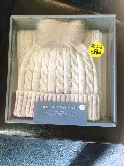  — Hat and scarf set
