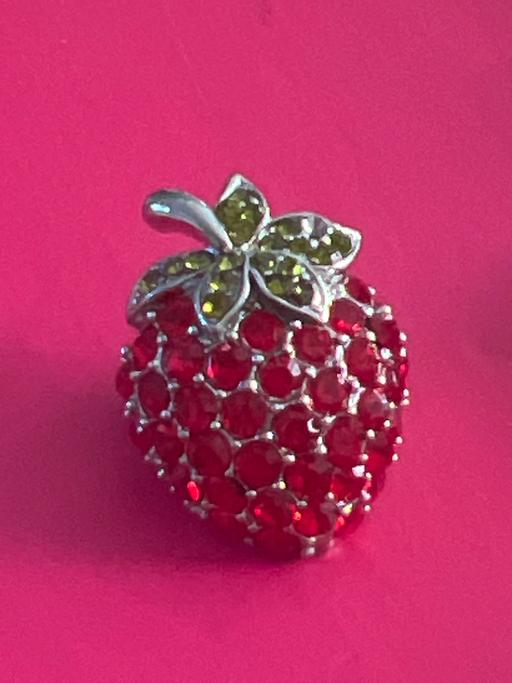  — Strawberry brooch/pendant
