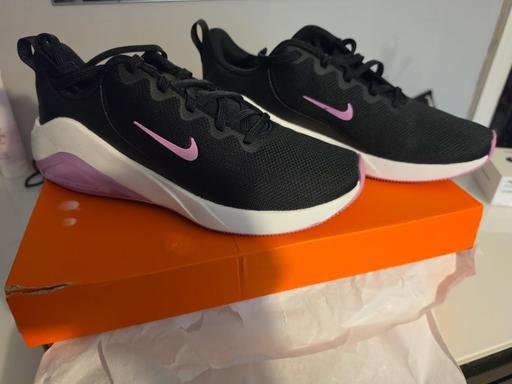  — Nike trainers size 7