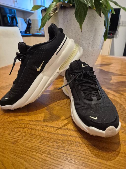  — Nike trainers size 8