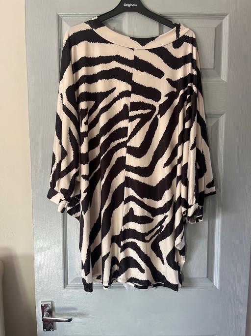  — Batwing style top ladies size 20