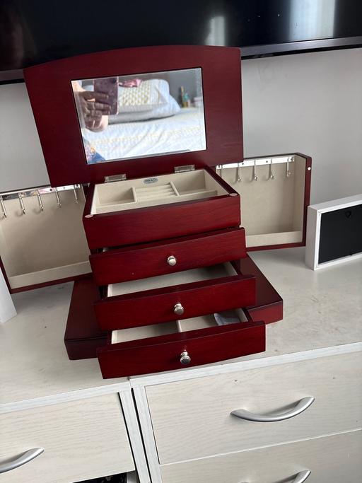  — Wooden jewellery box