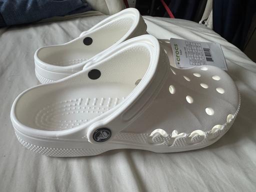  — White crocs uk6