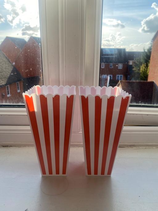  — Pink and white popcorn tubs