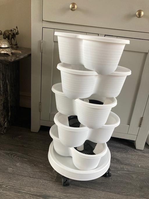  — Stackable planter