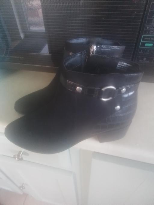  — BRAND NEW NO TAG BLACK ANKLE BOOTS