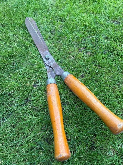  — Garden Shears