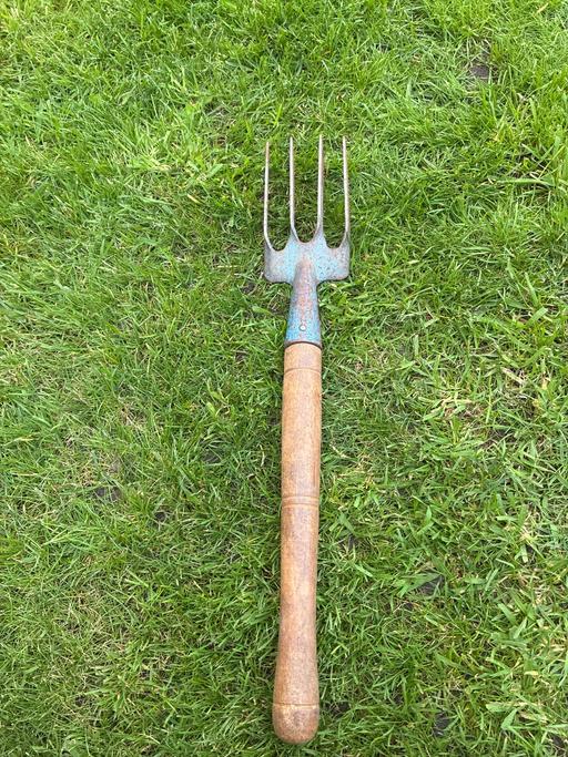  — Long Handled Hand Garden Fork