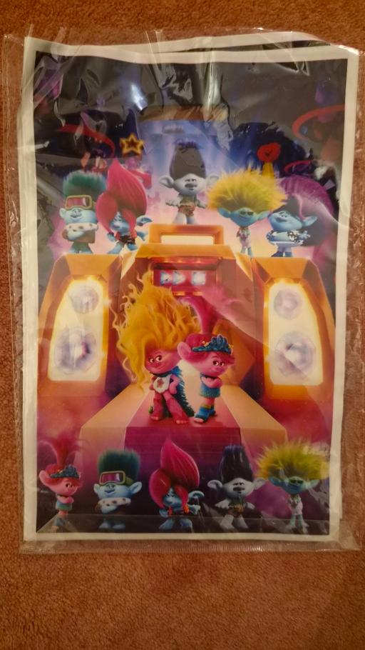  — Trolls tablecloth and 11 party bags