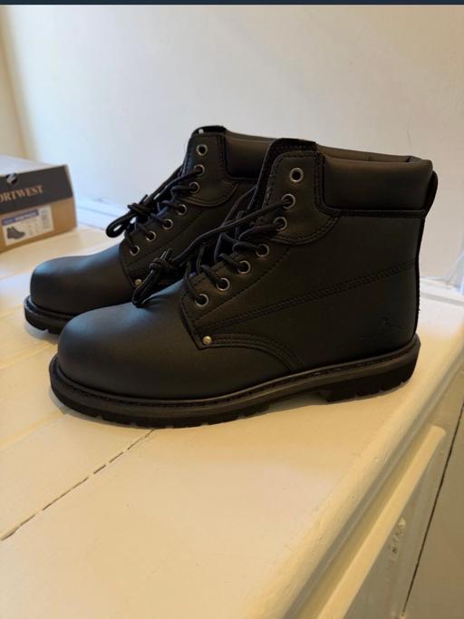  — Mens steel toe cap workboots.