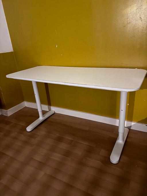  — Adjustable desk