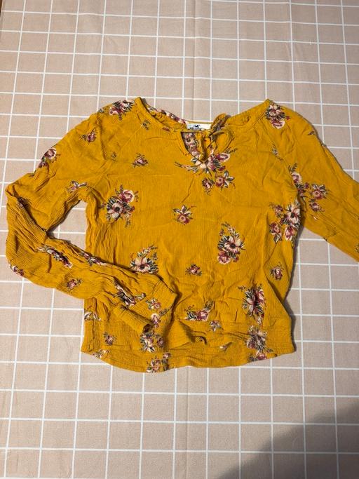  — Women’s blouse hollister size XS
