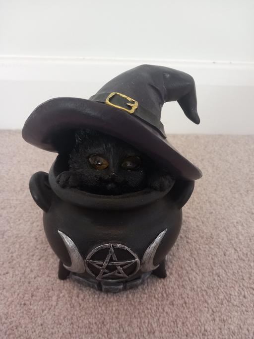  — cat statue eyes light up