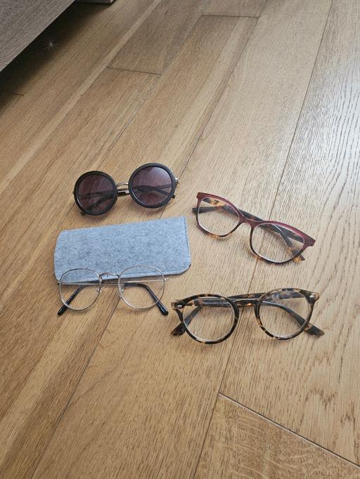  — 4 pairs of ladies glasses.