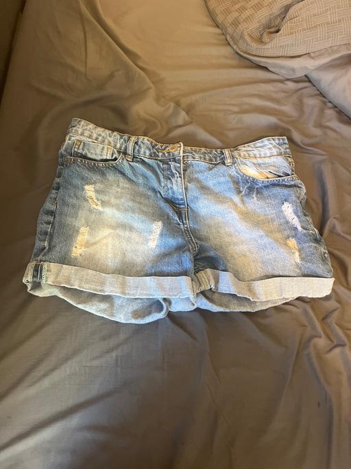  — Light wash denim shorts