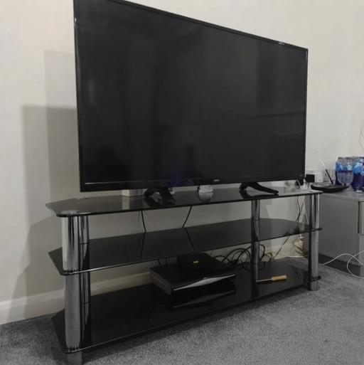  — Smart TV 50" + Stand