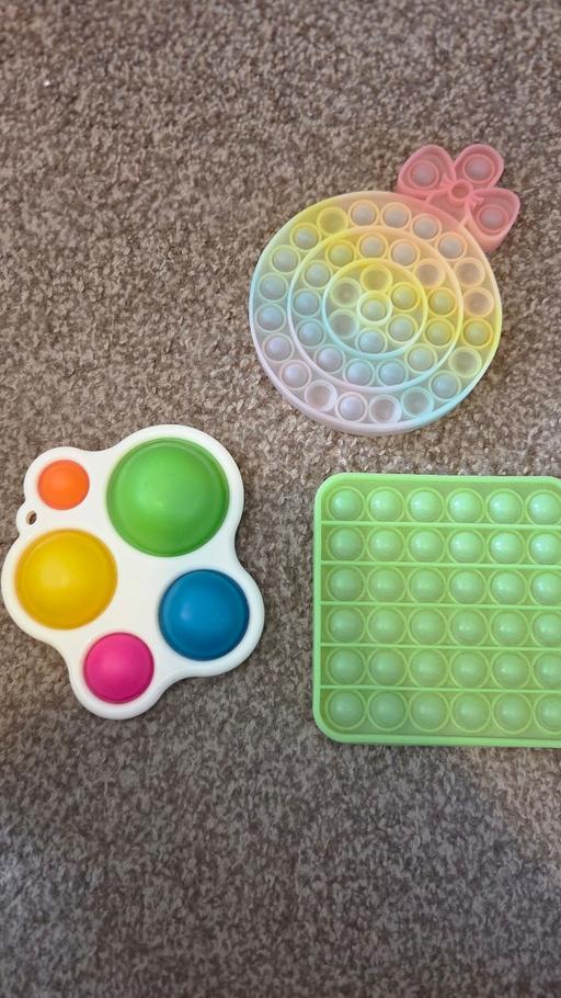  — 3 x fidget toys