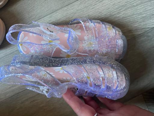  — Infants size 9 as new 1£ both