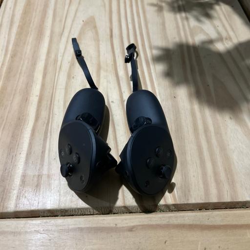  — Meta quest pro controllers