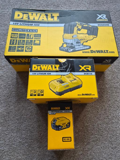  — jigsaw dcs334, fast charger,,1x5ah battery