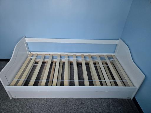  — trundle bed