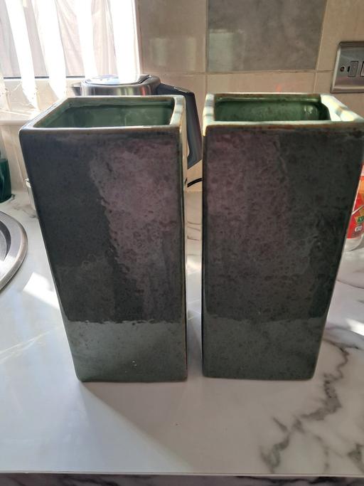  — vases