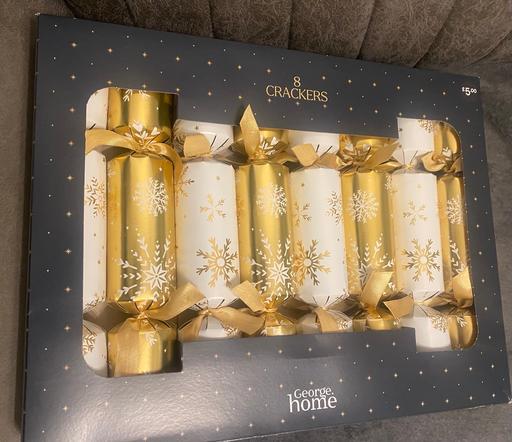  — Gold Christmas crackers